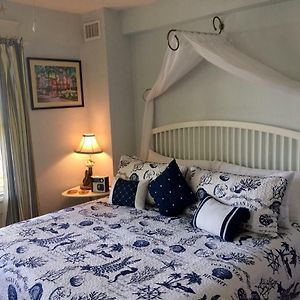 Zimmer mit Kingsize-Bett